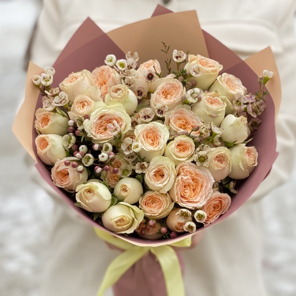 9 кустовых кремовых роз Павлова с шамелациумом